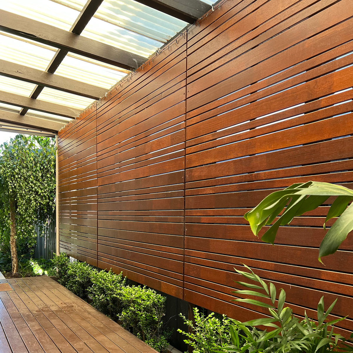 SpecRite 1800 x 902mm Merbau Pre-Oiled Alternating Slat Fence Panel - Image 5 of 5