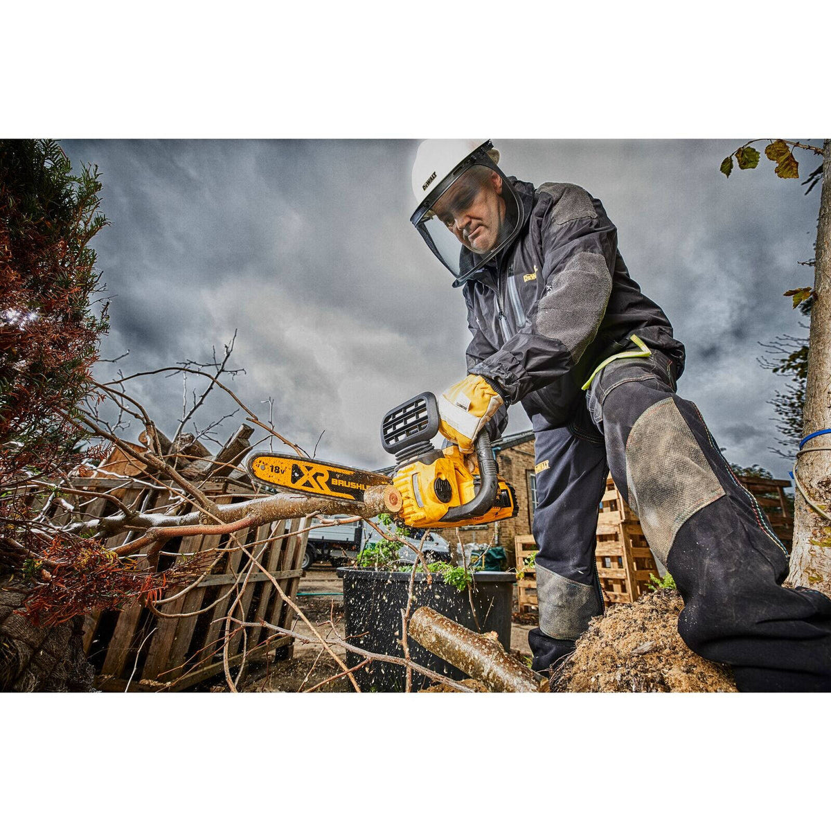 DeWALT 18V XR Brushless Chainsaw Kit - 5.0Ah DCM565P1-XE - Image 4 of 5
